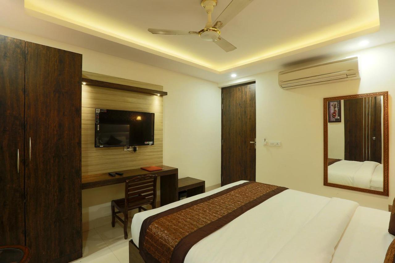 Hotel Classic New Delhi Exterior photo